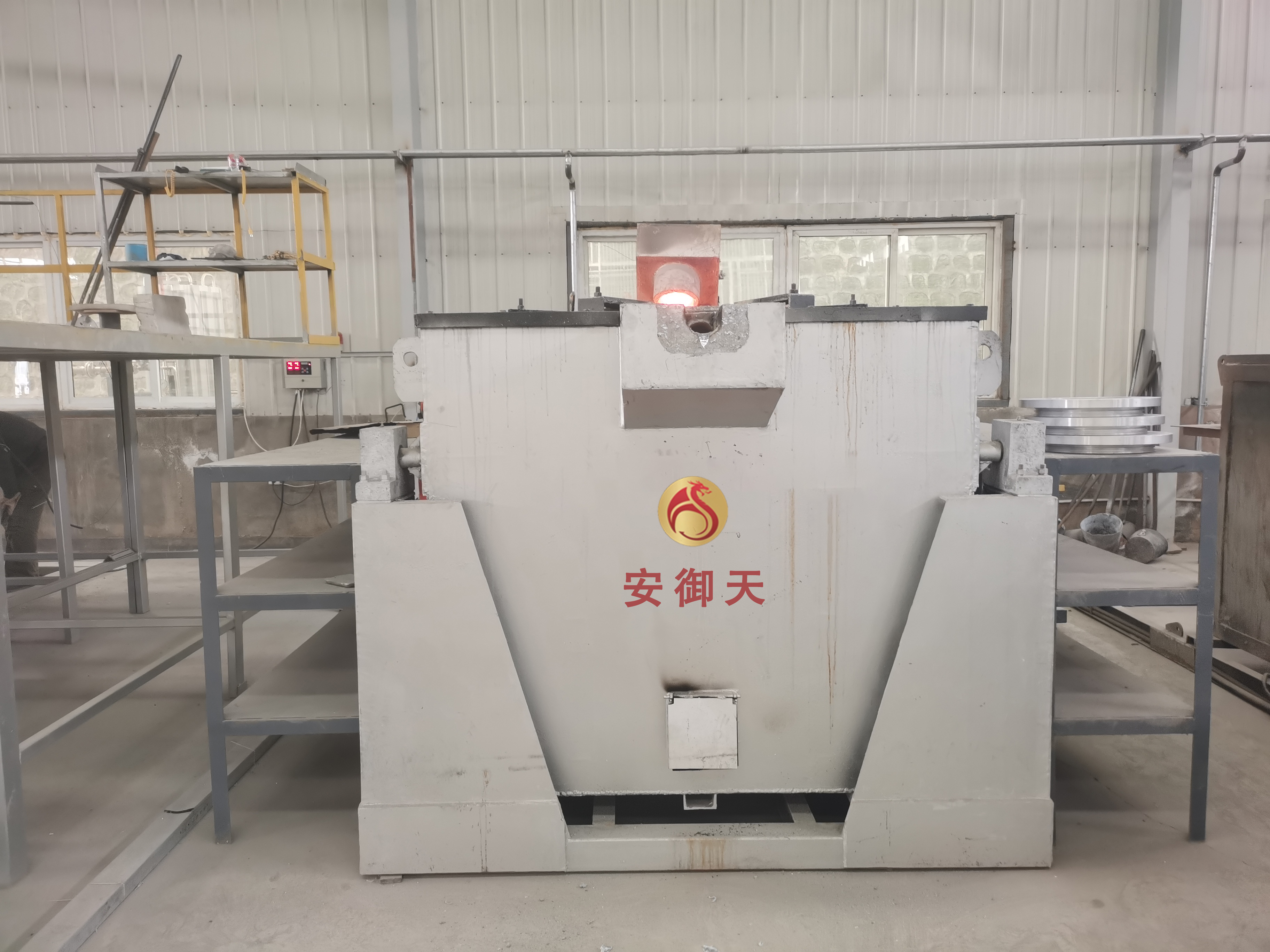 Four de fusion d'aluminium à creuset