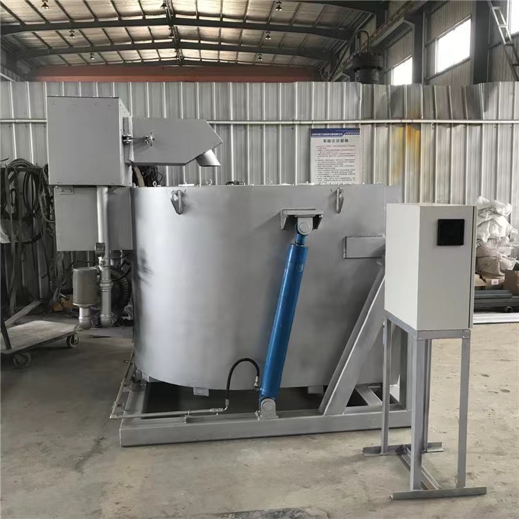 Four de fusion du cuivre à creuset basculant